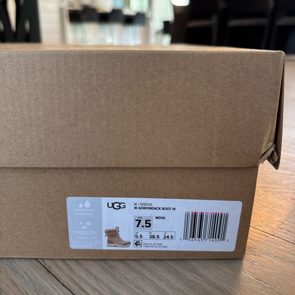 UGG Australia - Adirondack Snow Boots - Picture 7 of 7